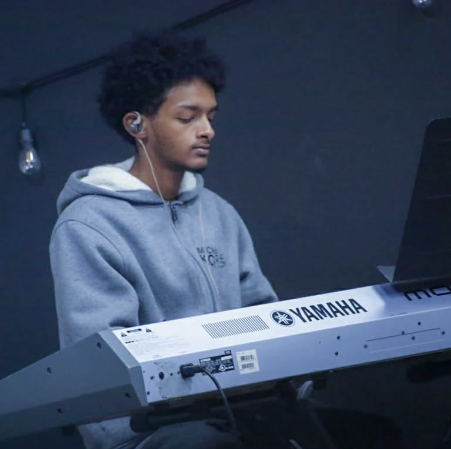 Digital piano keyboard